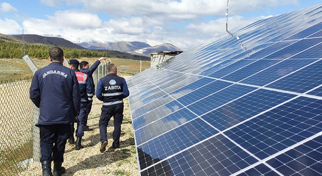 Güneş enerji panellerine ateş açıldı