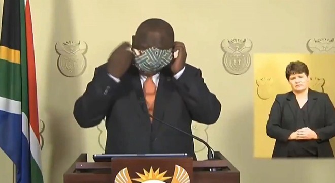 Güney Afrika Devlet Başkanı'nın maske ile imtihanı kamerada