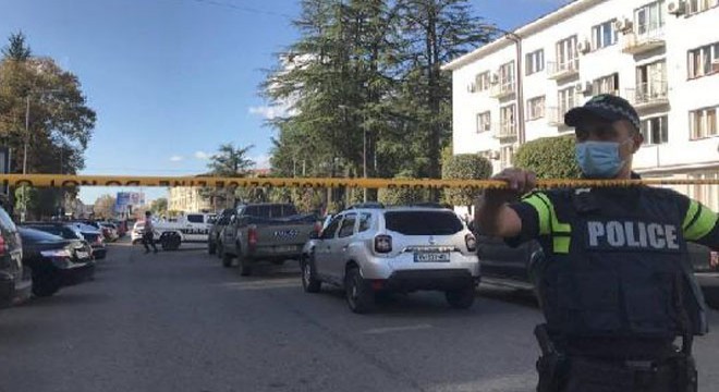 Gürcistan'da bankada silahlı soygun: 30 rehine var