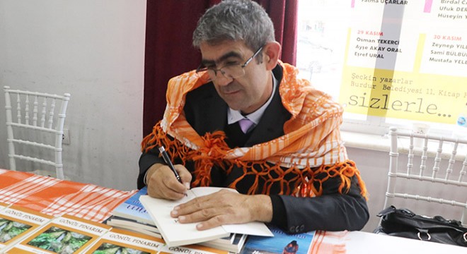 Güvenlik görevlisi şairin ilk imza günü