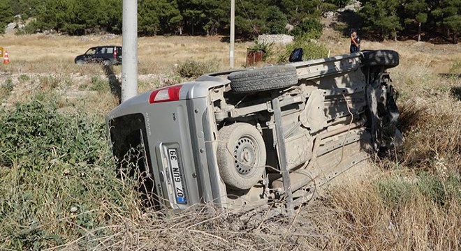 Hafif ticari araç takla attı; 2 yaralı