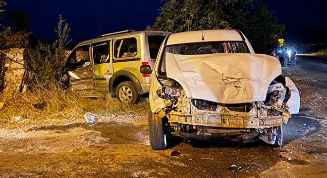 Hafif ticari araçlar çarpıştı: 9 yaralı