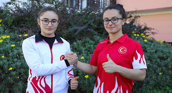 Halterci ikizler İsrail'den madalyayla döndü