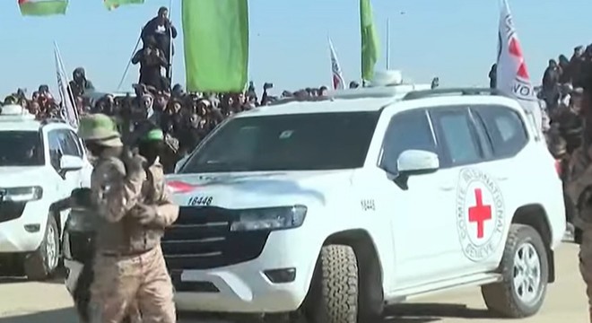 Hamas, 3 İsrailli esiri Kızılhaç'a teslim etti