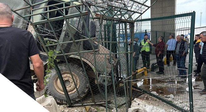 Sınır Kapısında askeri araç duvara çarptı; 2 asker yaralı