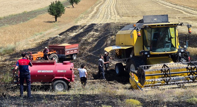 Hasat edilen tarla yandı
