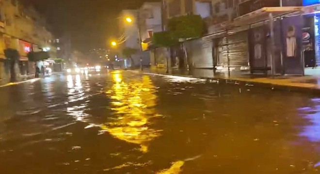 Hatay'da sağanak yağış, su baskınlarına neden oldu