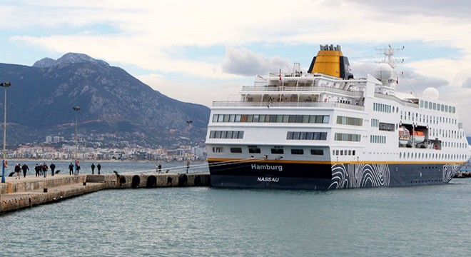 Hava muhalefetinden Antalya'ya yanaşamayınca Alanya'ya demirledi