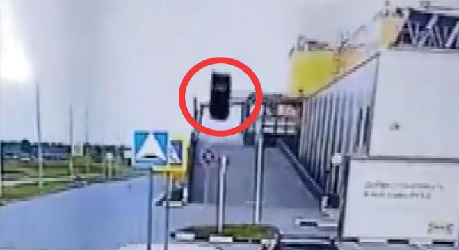 Havalı bariyere çarpan otomobil taklalar attı