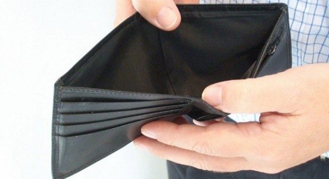 Havalimanı mağazasından cüzdan çalan pilot işinden oldu