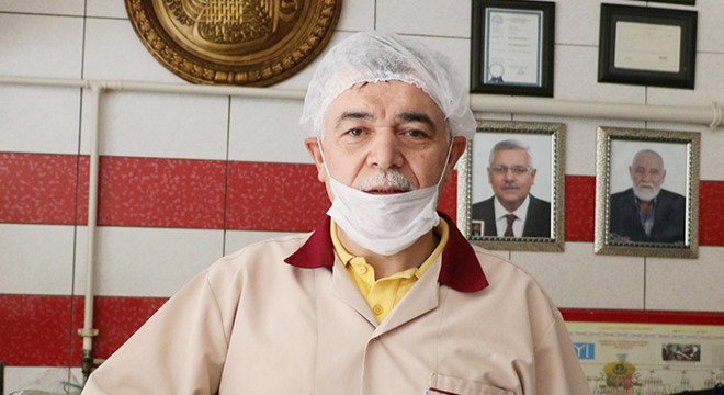 Hayırsever işletmeci, kapı kapı iftar yemeği dağıtıyor