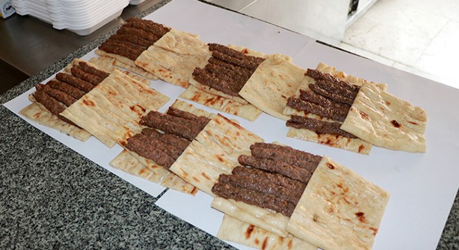Hemşehrilerinin 'Burdur şiş' özlemini kargoyla gideriyor