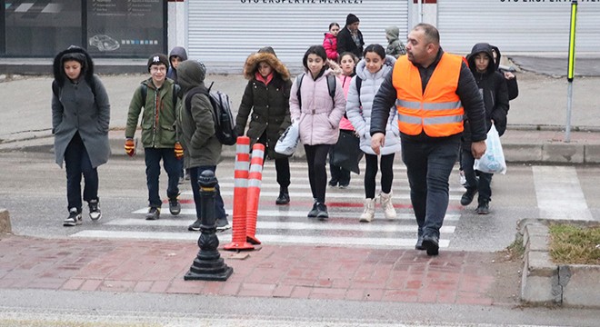 Her sabah trafiği durdurup, öğrencileri okula götürüyor