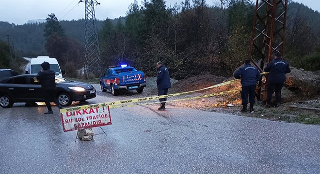 Heyelan riski nedeniyle yol kapandı