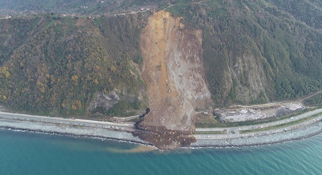 Heyelanın vurduğu Karadeniz Sahil Yolu'na 100 bin ton toprak akmış