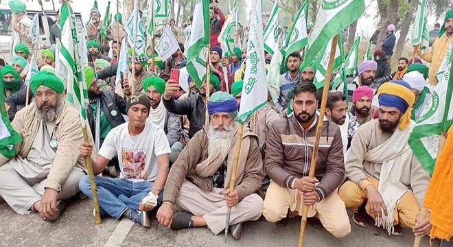 Hindistan’da çiftçiler sokaklara döküldü
