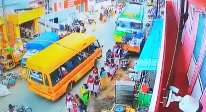 Hindistan'da kontrolden çıkan otobüs, öğrencileri biçti