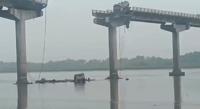 Hindistan'da köprü çöktü: 9 ölü