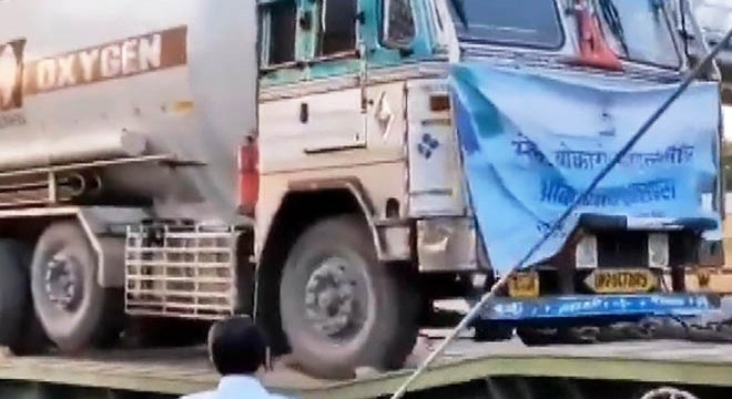 Hindistan'da oksijen krizi: Oksijen tankları trenlerle taşınıyor