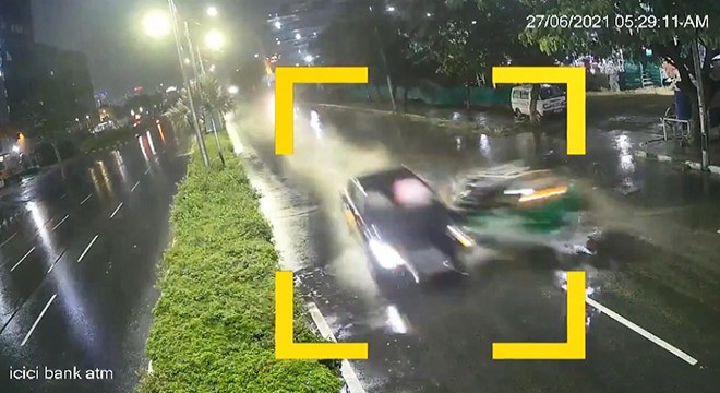 Hindistan’da otomobil, Tuk-Tuk’a arkadan çaptı: 1 ölü