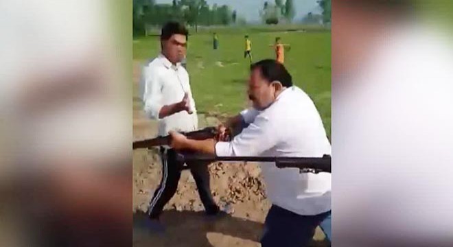 Hindistan’da politikacı ve oğlu tüfekle infaz edildi