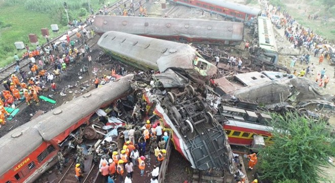 Hindistan'da tren faciası: 288 ölü