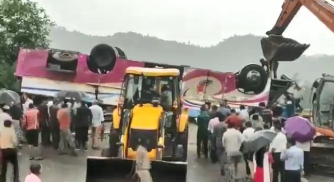 Hindistan’da yolcu otobüsü takla attı: 21 ölü, 53 yaralı