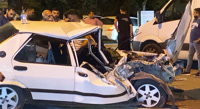 Hızını alamayıp, park halindeki servis aracına çarptı