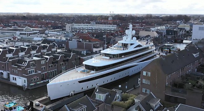 Hollanda’da 94 metrelik lüks yat dar kanaldan böyle geçti