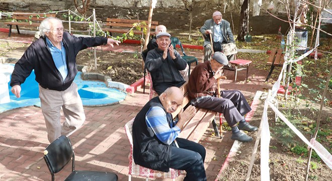 Huzurevi sakinlerine, bahçe duvarı arkasından moral konseri