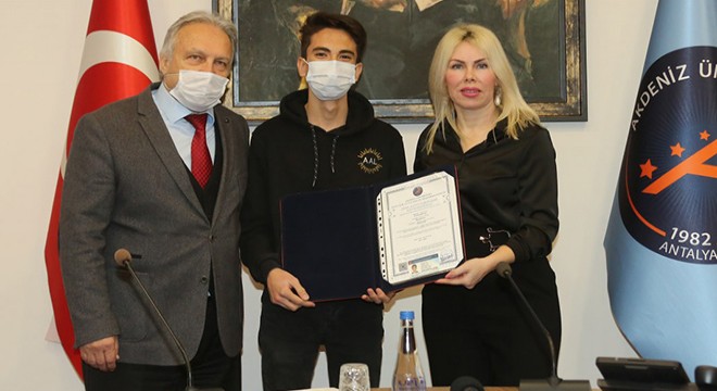 İHA sertifikalarını Rektör Özkan verdi