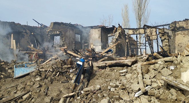 İki ev yangında kül oldu