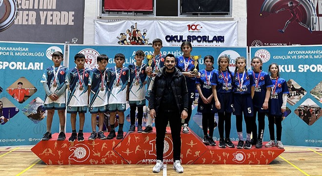 İki lastik toptan altın madalyalı öğrencilere