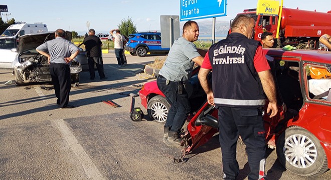 İki otomobil çarpıştı: 5 yaralı