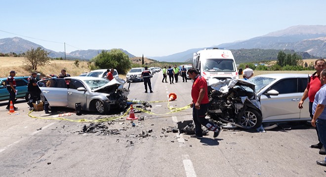 İki otomobil kafa kafaya çarpıştı: 1 ölü, 9 yaralı
