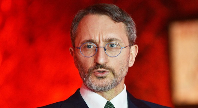 İletişim Başkanı Fahrettin Altun, ADF'de sergi gezdi