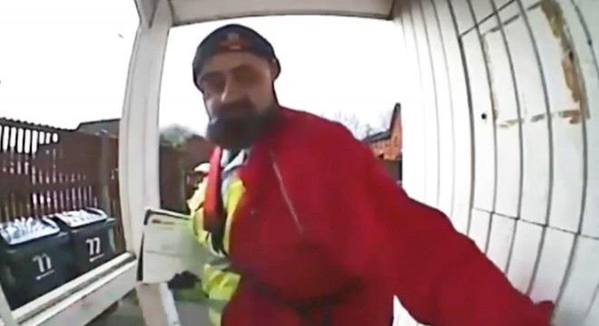 İngiliz Kraliyet Postası çalışanının yaptığı harekete tepki yağdı