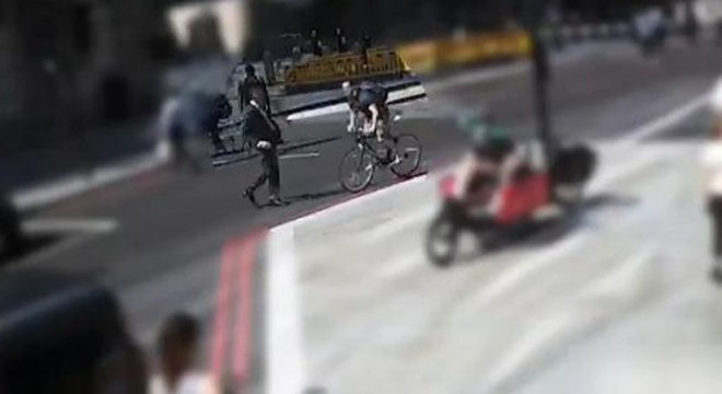 İngiliz polisi, bir yayaya ‘kafa atan' bisikletliyi arıyor