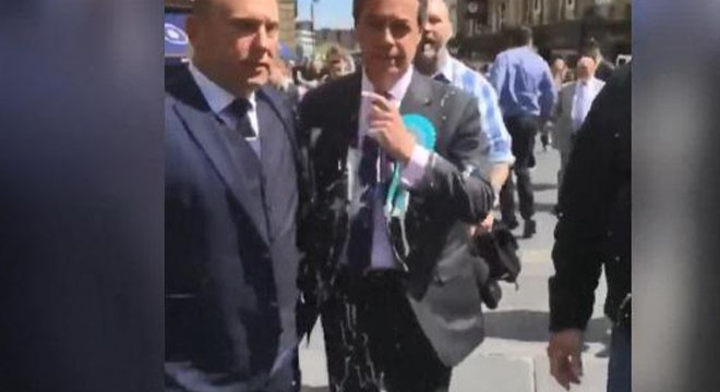 İngiliz siyasetçiye ‘milkshake'li saldırı