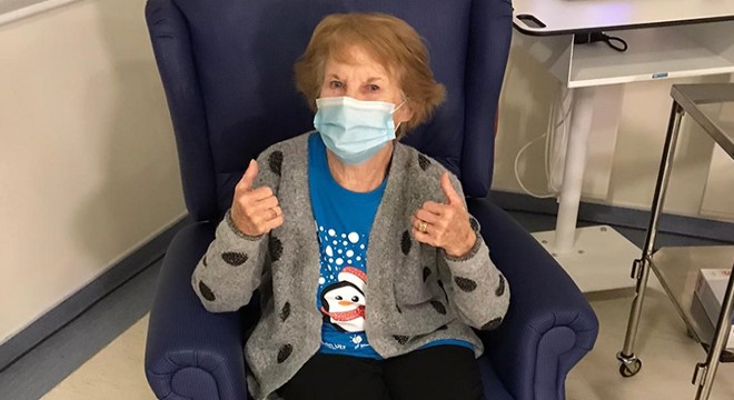 İngiltere'de, Pfizer BioNTech aşısını vurulan ilk kişi Margaret Keenan oldu