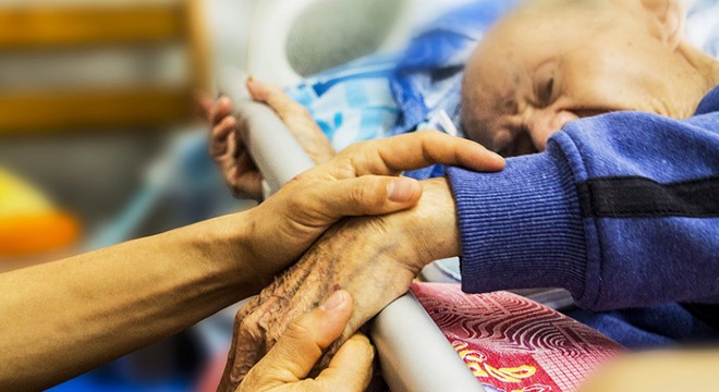 İngiltere’de bakımevlerinde 19 binden fazla yaşlı koronavirüsten öldü