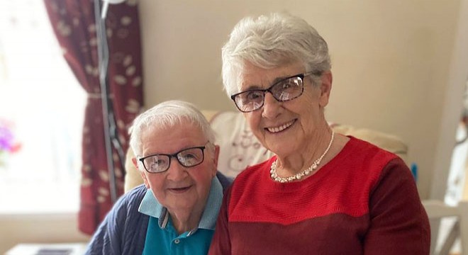 İngiltere'de koronavirüs 60 yıllık evli çifti ayıramadı