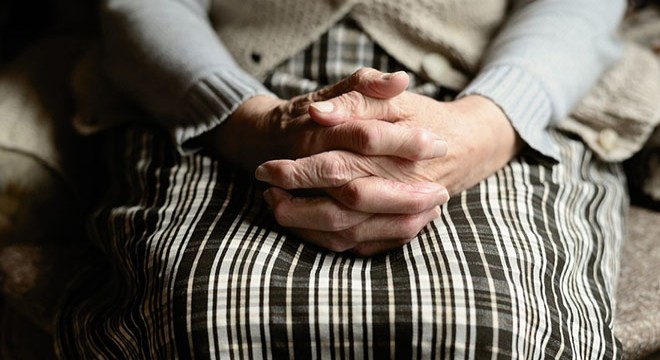 İngiltere’de sadece bakım evlerinde 6 bine yakın kişi öldü
