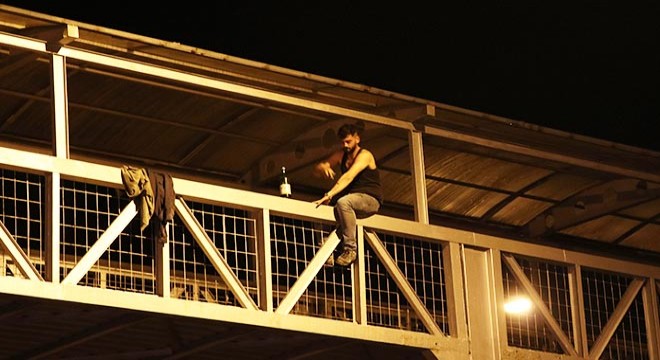 İntihar için üst geçide çıktı, polis ikna etti