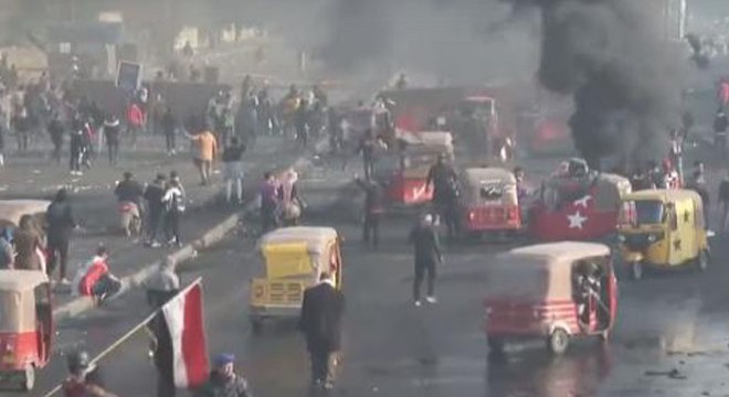 Irak'ta sokaklar karıştı, hükümet resmi tatil ilan etti