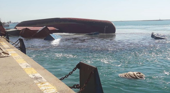 İran'da konteyner yüklü gemi battı