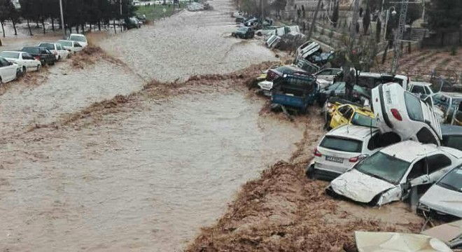 İran'da sel 17 can aldı