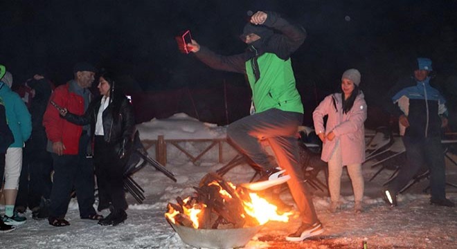 İranlı turistler nevruz ateşini Palandöken'de yaktı