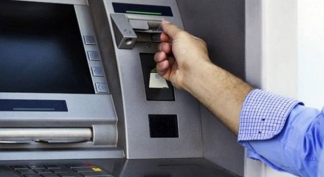 İş yerinden evrak çaldı, 2 ATM'ye zarar verdi