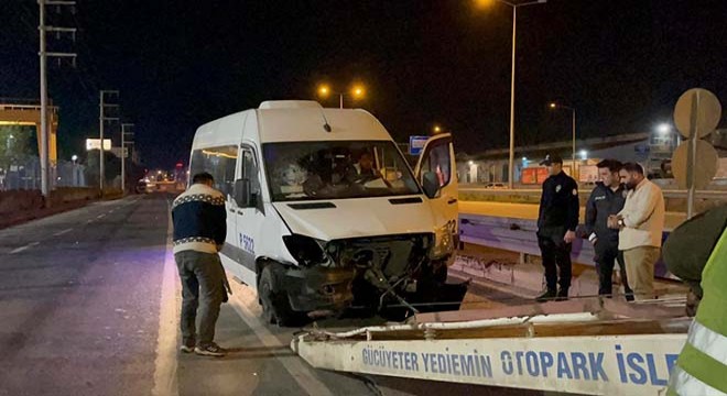 İşçi servisi bariyere çarptı: 5 yaralı